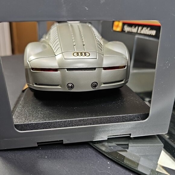 Maisto 1998 Silver AUDI Supersportwagon Rosemeyer 1:18 Scale DIECAST Car And Box - Picture 6 of 15